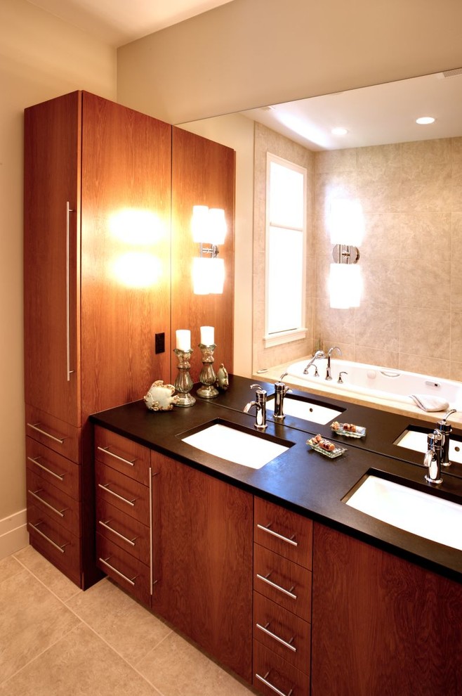 Inredning av ett klassiskt mellanstort en-suite badrum, med släta luckor, skåp i mörkt trä, beige väggar, travertin golv, ett undermonterad handfat, bänkskiva i täljsten och beiget golv