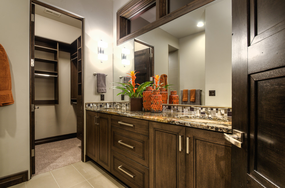 Immagine di una stanza da bagno minimal di medie dimensioni con ante in legno bruno e pareti grigie