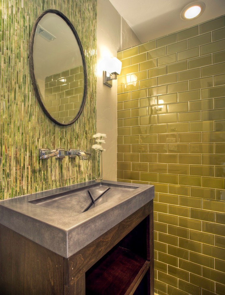 Imagen de cuarto de baño bohemio con lavabo integrado y encimera de cemento