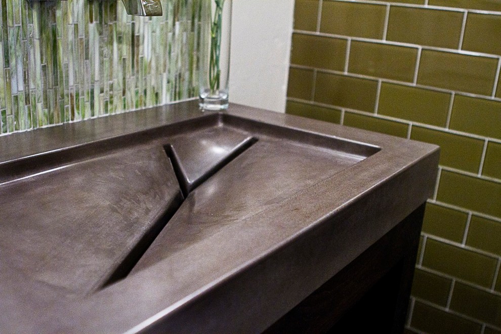 На фото: ванная комната в стиле фьюжн с столешницей из бетона и монолитной раковиной