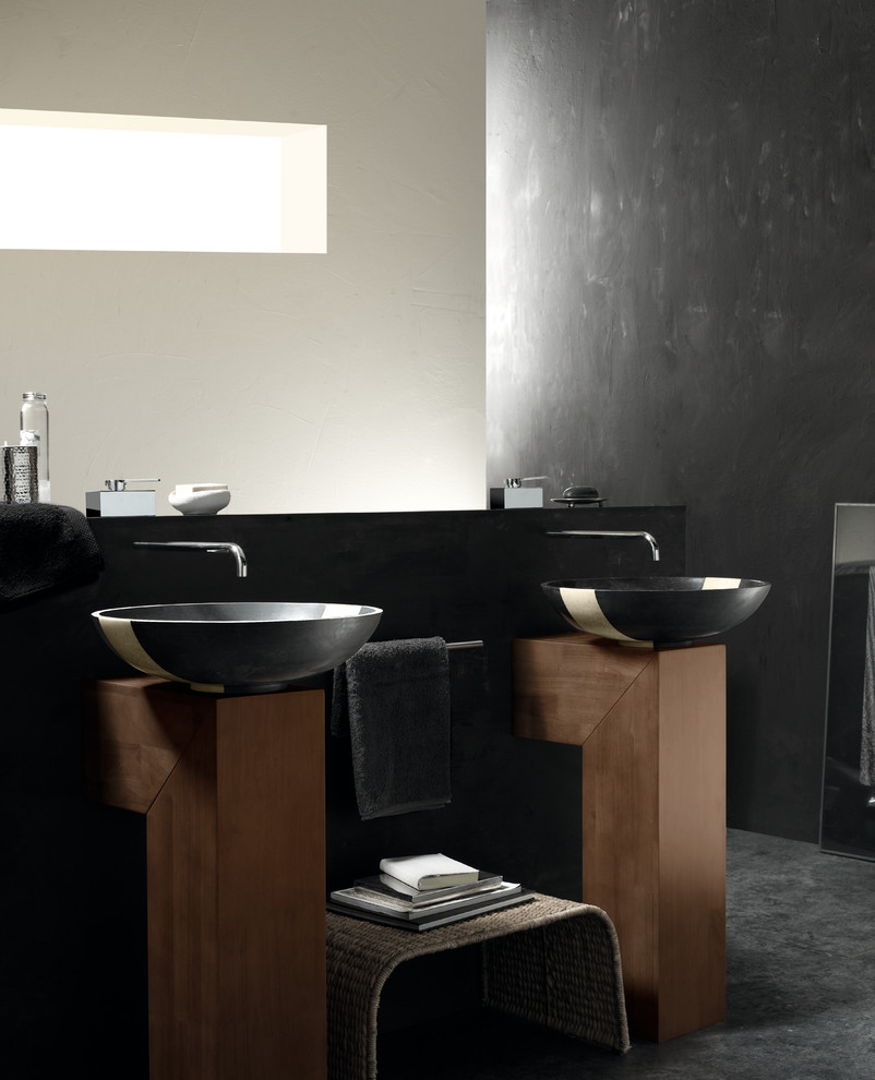 Inspiration för ett mellanstort funkis brun brunt en-suite badrum, med ett fristående badkar, en öppen dusch, en toalettstol med hel cisternkåpa, vit kakel, cementkakel, vita väggar, cementgolv, ett fristående handfat, träbänkskiva, grått golv och med dusch som är öppen