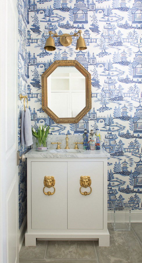 Foto di una piccola stanza da bagno con doccia shabby-chic style con ante lisce, ante bianche, pareti multicolore, pavimento in travertino, lavabo sottopiano e top in marmo