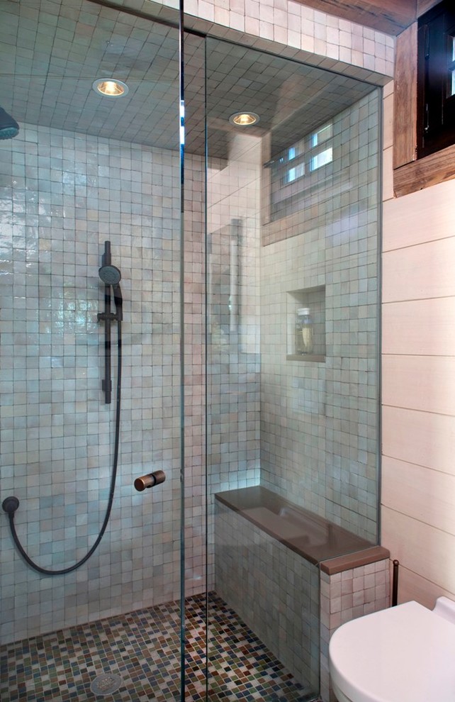 Cette image montre une petite salle de bain principale chalet avec une cabine de douche à porte battante.