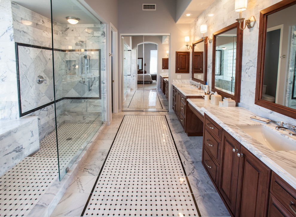 Klassisk inredning av ett badrum, med luckor med upphöjd panel, skåp i mörkt trä, marmorbänkskiva, en öppen dusch, grå kakel, stenkakel och med dusch som är öppen