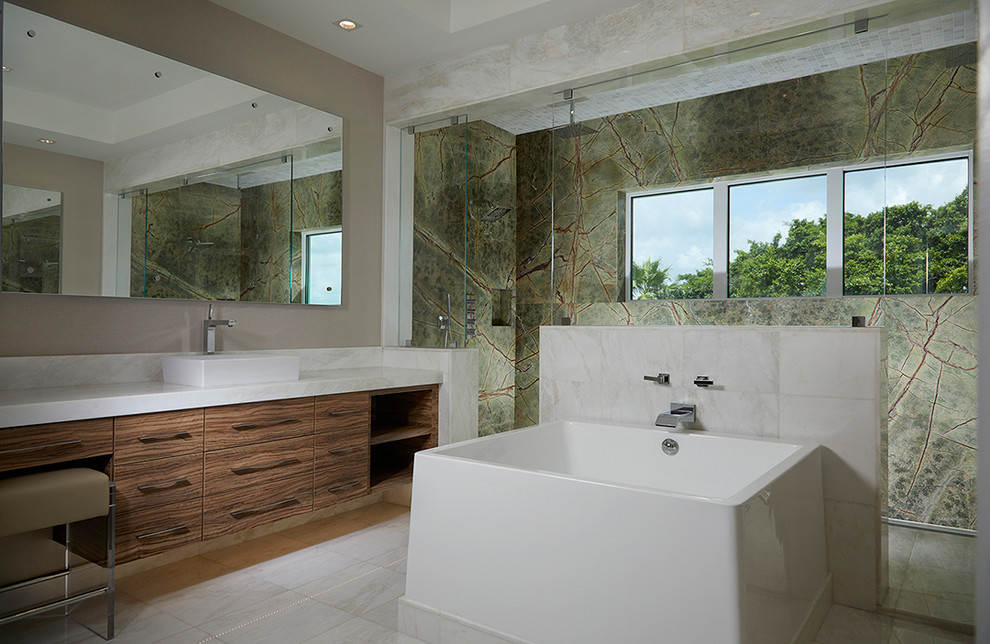 Пример оригинального дизайна: главная ванная комната в современном стиле с плоскими фасадами, фасадами цвета дерева среднего тона, душевой комнатой, зеленой плиткой, серыми стенами, настольной раковиной, белым полом, открытым душем и окном