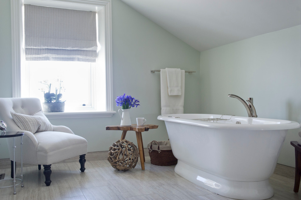 Idéer för stora lantliga en-suite badrum, med ett undermonterad handfat, skåp i shakerstil, skåp i mellenmörkt trä, bänkskiva i kvarts, ett fristående badkar, en kantlös dusch, en toalettstol med hel cisternkåpa, grå kakel, porslinskakel, blå väggar och klinkergolv i porslin