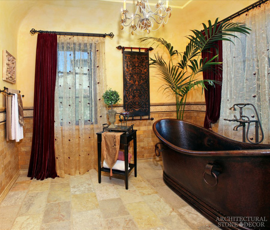 Стильный дизайн: большая главная ванная комната в средиземноморском стиле с отдельно стоящей ванной, желтой плиткой, плиткой из известняка и полом из известняка - последний тренд