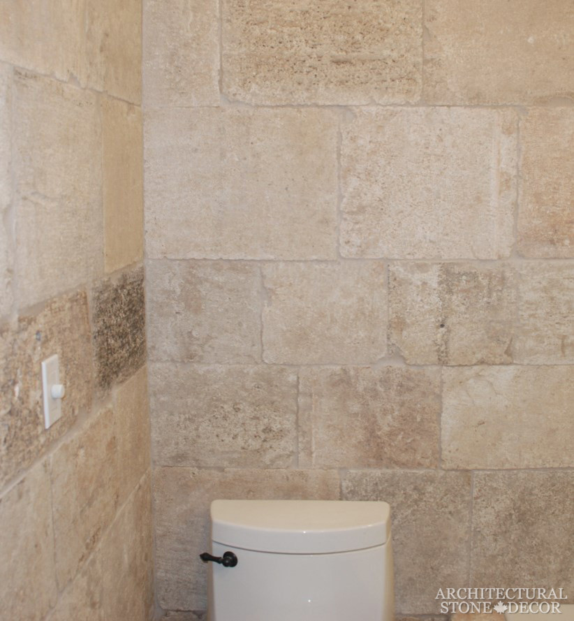 Idée de décoration pour une salle d'eau méditerranéenne de taille moyenne avec un carrelage multicolore, du carrelage en pierre calcaire, un mur multicolore, un sol en calcaire et un plan de toilette en calcaire.