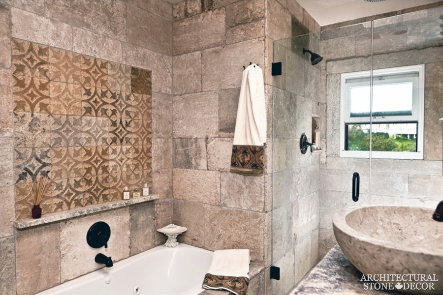 Réalisation d'une salle de bain principale méditerranéenne de taille moyenne avec un carrelage gris, du carrelage en pierre calcaire, un mur gris, un sol en calcaire et un plan de toilette en calcaire.