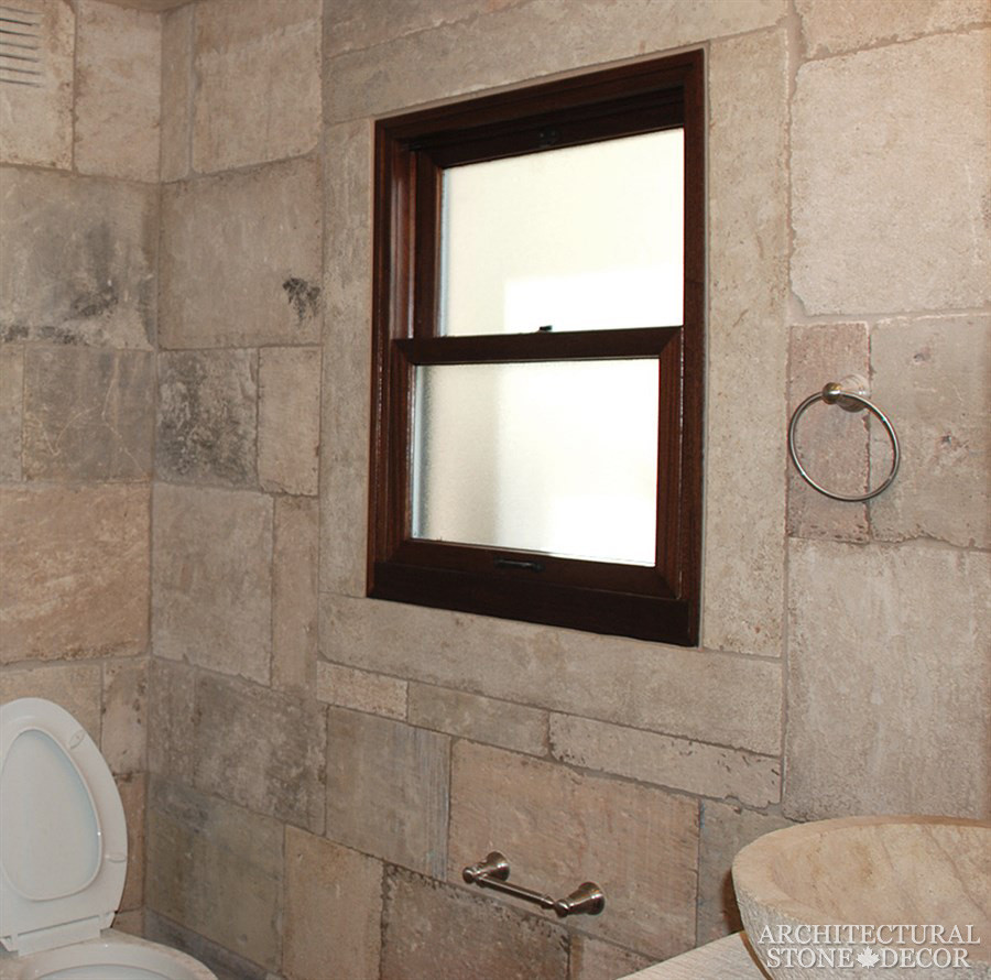 Foto di una stanza da bagno con doccia mediterranea di medie dimensioni con piastrelle multicolore, piastrelle di pietra calcarea, pareti multicolore, pavimento in pietra calcarea e top in pietra calcarea