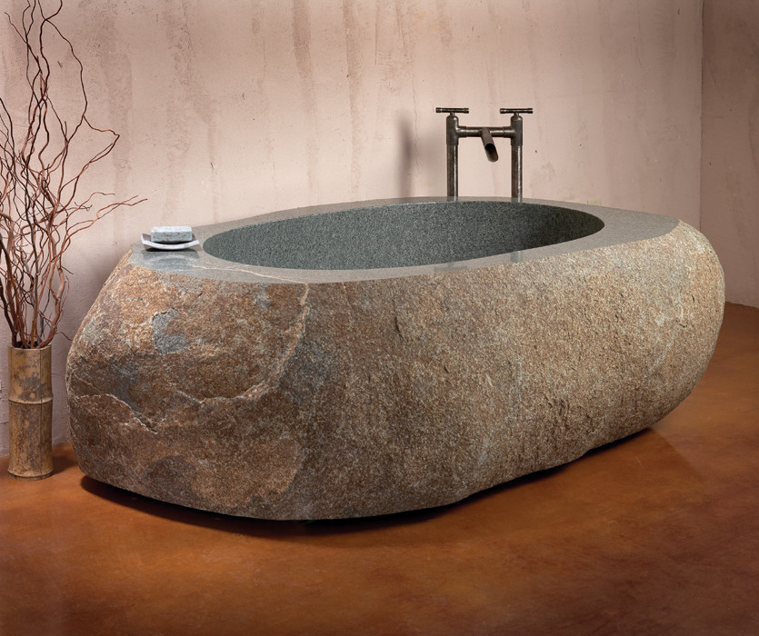 Immagine di una stanza da bagno design con vasca freestanding e pareti beige