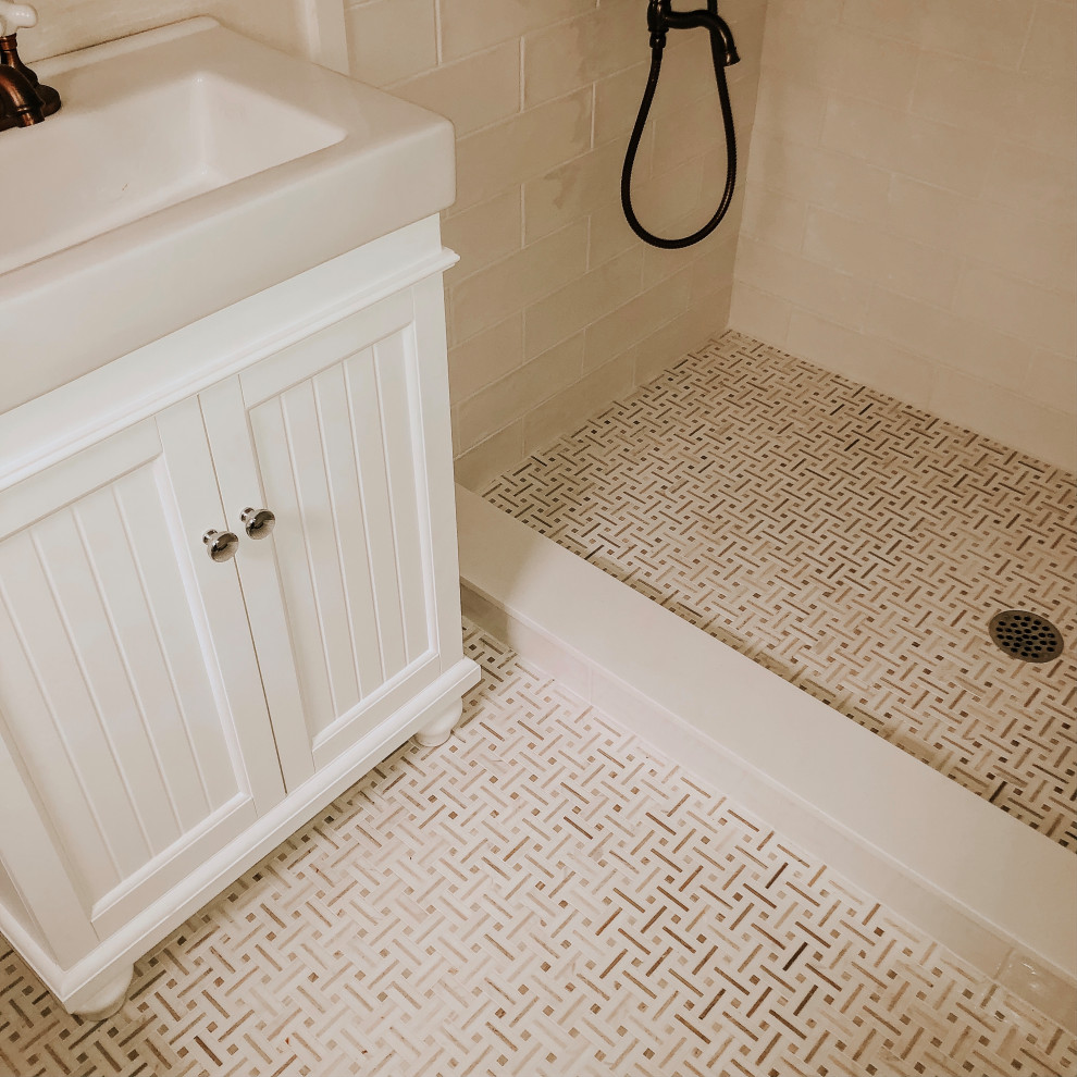 Immagine di una stanza da bagno con doccia costiera con ante a filo, ante gialle, piastrelle bianche, pavimento con piastrelle a mosaico e pavimento beige