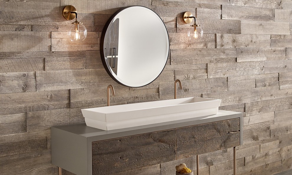 Exemple d'une salle de bain principale tendance en bois brun de taille moyenne avec un mur marron, une grande vasque et un plan de toilette en surface solide.