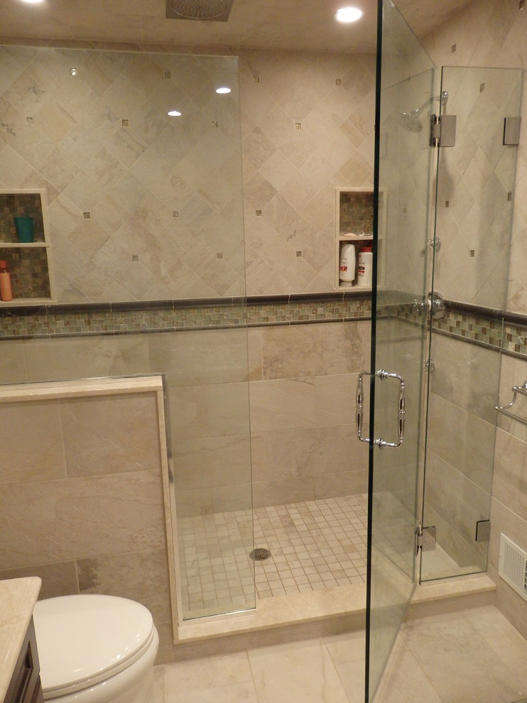 Стильный дизайн: ванная комната в современном стиле с настольной раковиной, столешницей из гранита, накладной ванной, двойным душем, унитазом-моноблоком, бежевой плиткой и керамогранитной плиткой - последний тренд