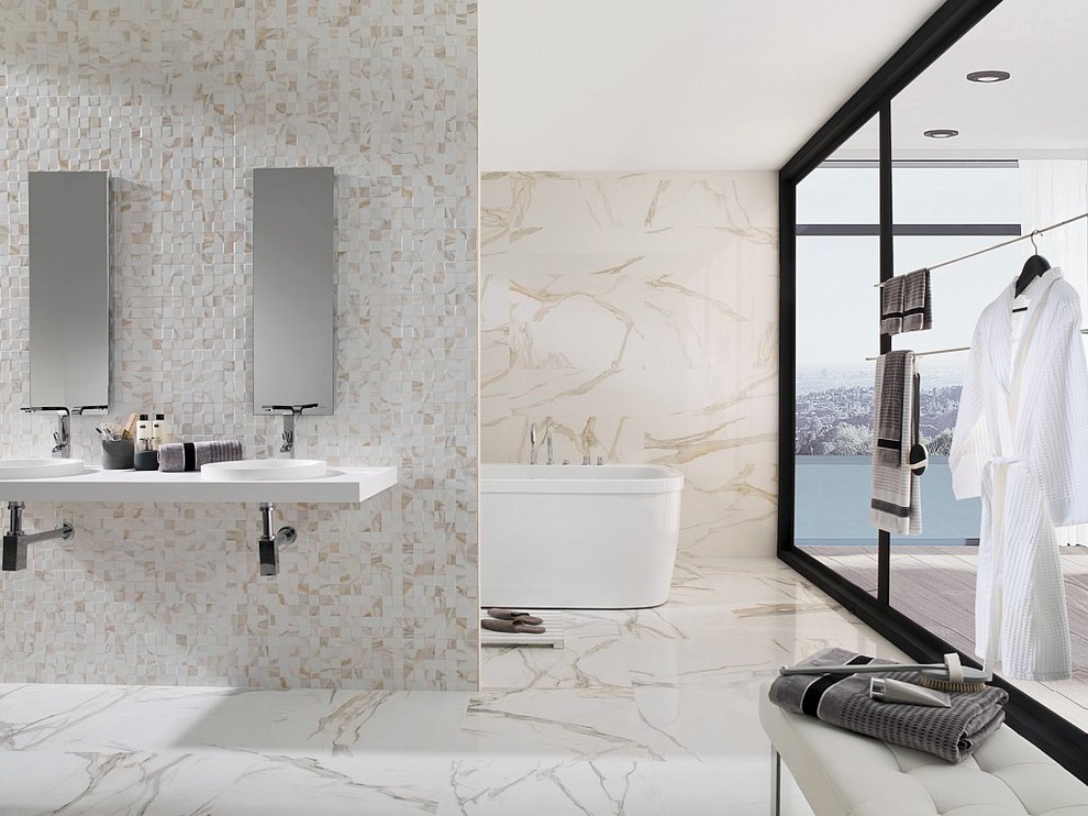 Réalisation d'une salle de bain principale design avec des carreaux de céramique, un sol en carrelage de porcelaine, un plan de toilette en surface solide, une baignoire indépendante, un carrelage multicolore, un mur blanc et un lavabo posé.