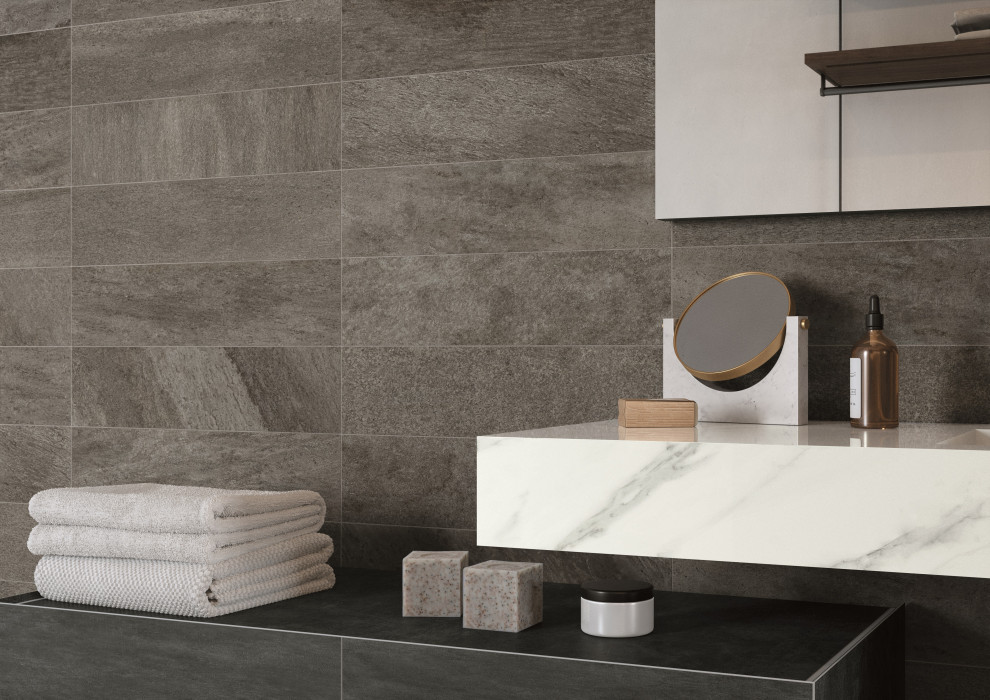 Réalisation d'une salle de bain design avec un carrelage gris, des carreaux de porcelaine, un mur gris, un plan de toilette en marbre et meuble-lavabo suspendu.