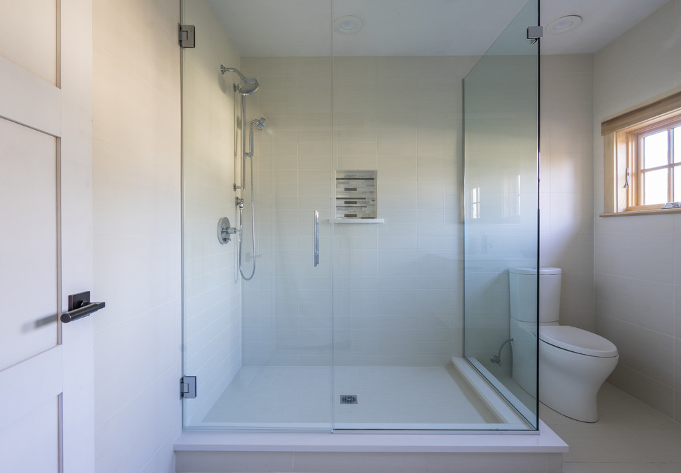 Свежая идея для дизайна: большая ванная комната в современном стиле с двойным душем и белой плиткой - отличное фото интерьера
