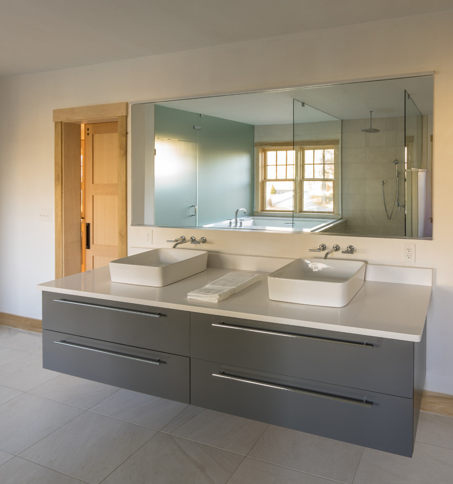 Свежая идея для дизайна: большая ванная комната в современном стиле с настольной раковиной, полновстраиваемой ванной и душем без бортиков - отличное фото интерьера