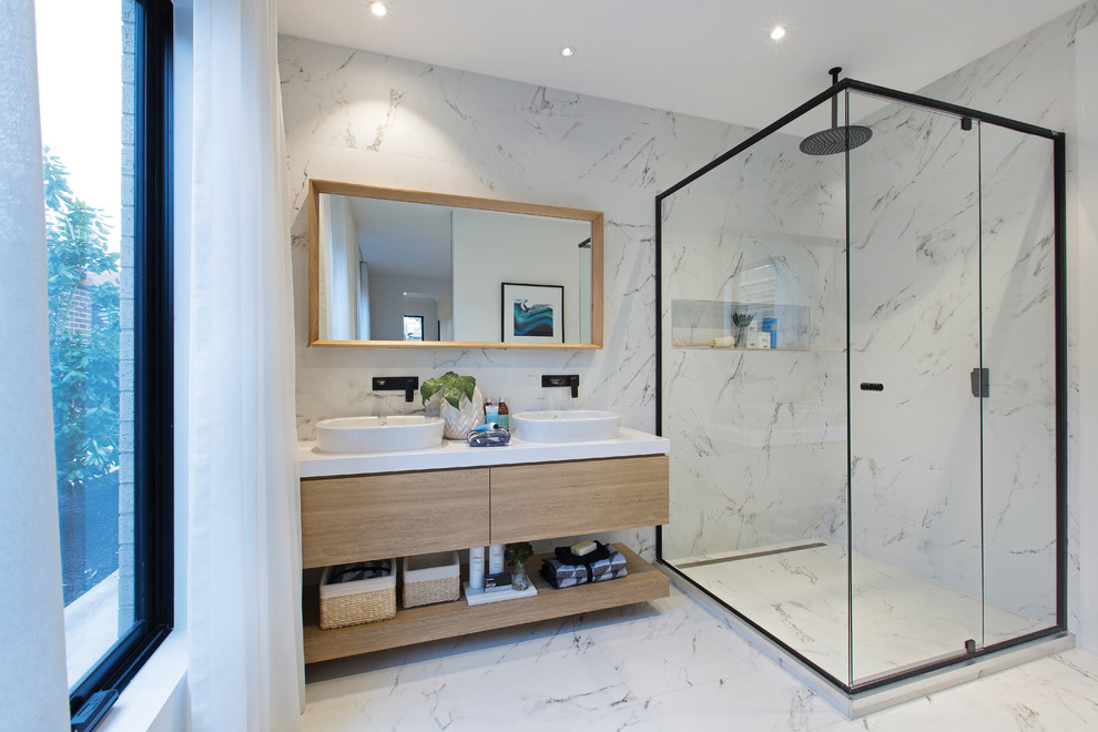 Пример оригинального дизайна: ванная комната среднего размера в стиле модернизм с разноцветной плиткой, керамогранитной плиткой, разноцветными стенами и полом из керамогранита