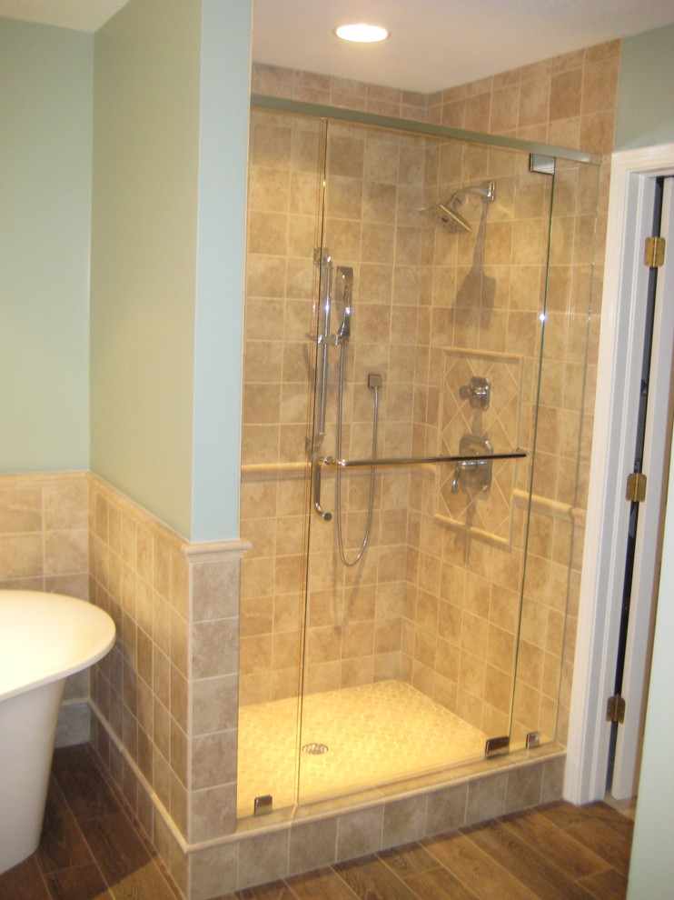 Cette photo montre une douche en alcôve chic avec un lavabo encastré, un placard avec porte à panneau encastré, un plan de toilette en granite, une baignoire indépendante, WC séparés, un carrelage beige et des carreaux de porcelaine.