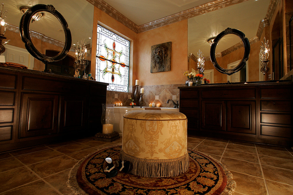 Bild på ett stort medelhavsstil en-suite badrum, med skåp i mörkt trä, ett hörnbadkar, beige kakel, orange väggar, luckor med upphöjd panel och klinkergolv i keramik