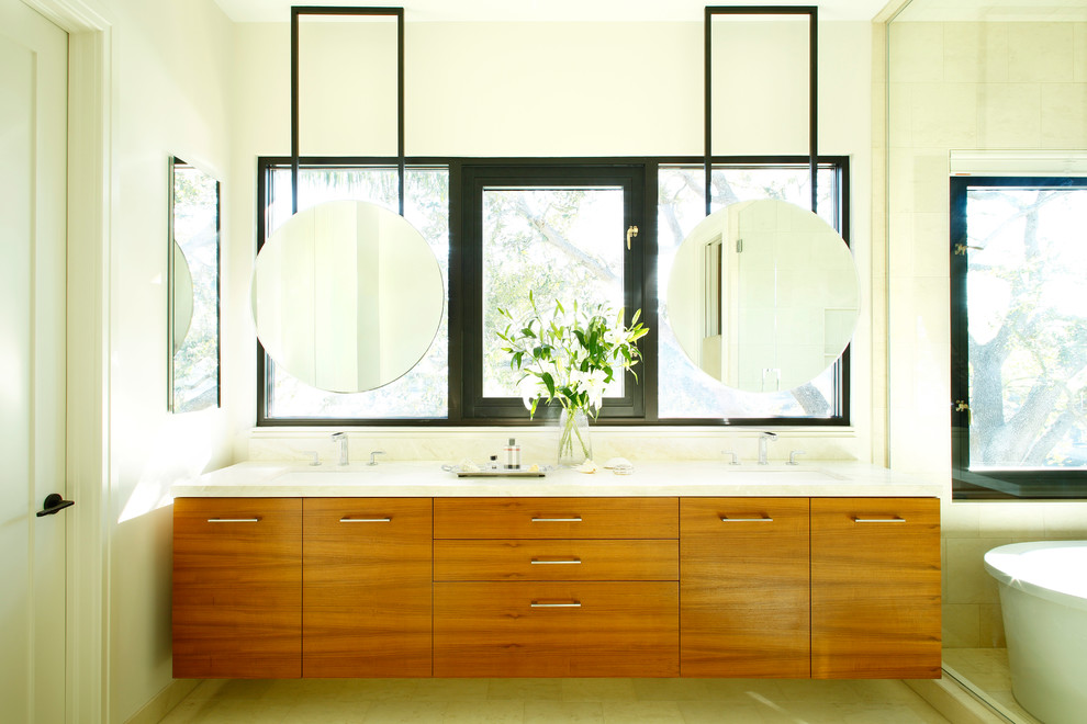 Bild på ett funkis en-suite badrum, med släta luckor, skåp i mellenmörkt trä, vita väggar och klinkergolv i keramik