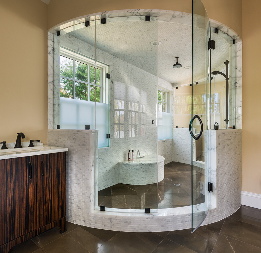 Esempio di una stanza da bagno tradizionale con ante lisce, ante in legno bruno, doccia ad angolo e piastrelle bianche
