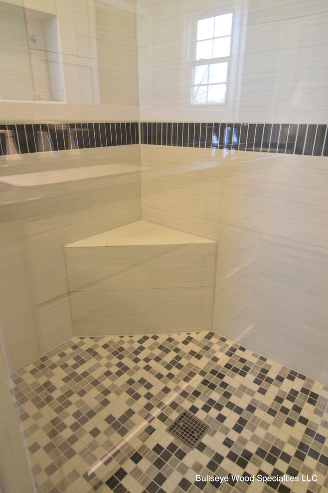 Пример оригинального дизайна: маленькая главная ванная комната в стиле неоклассика (современная классика) с врезной раковиной, фасадами в стиле шейкер, белыми фасадами, столешницей из гранита, душем в нише, унитазом-моноблоком, серой плиткой, керамической плиткой, белыми стенами и полом из керамической плитки для на участке и в саду