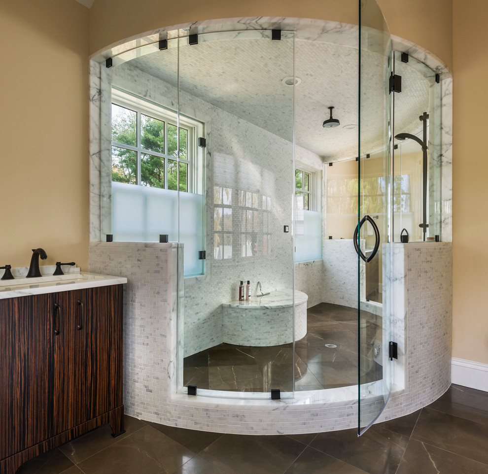 Стильный дизайн: главная ванная комната в классическом стиле с врезной раковиной, плоскими фасадами, темными деревянными фасадами, душем в нише, белой плиткой, мраморной столешницей, плиткой мозаикой, бежевыми стенами и полом из травертина - последний тренд