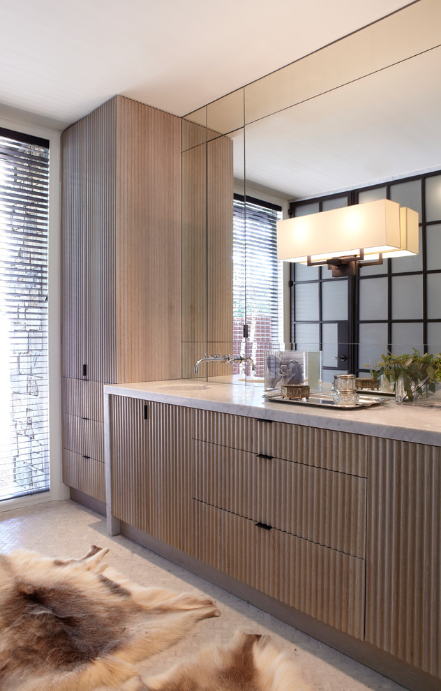 バーミングハムにあるコンテンポラリースタイルのおしゃれな浴室 (淡色木目調キャビネット、アンダーカウンター洗面器) の写真