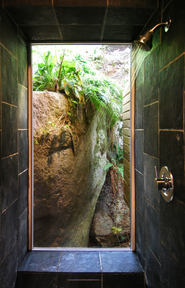 Modelo de cuarto de baño moderno pequeño con ducha abierta, baldosas y/o azulejos grises, baldosas y/o azulejos de piedra, paredes grises y suelo de pizarra