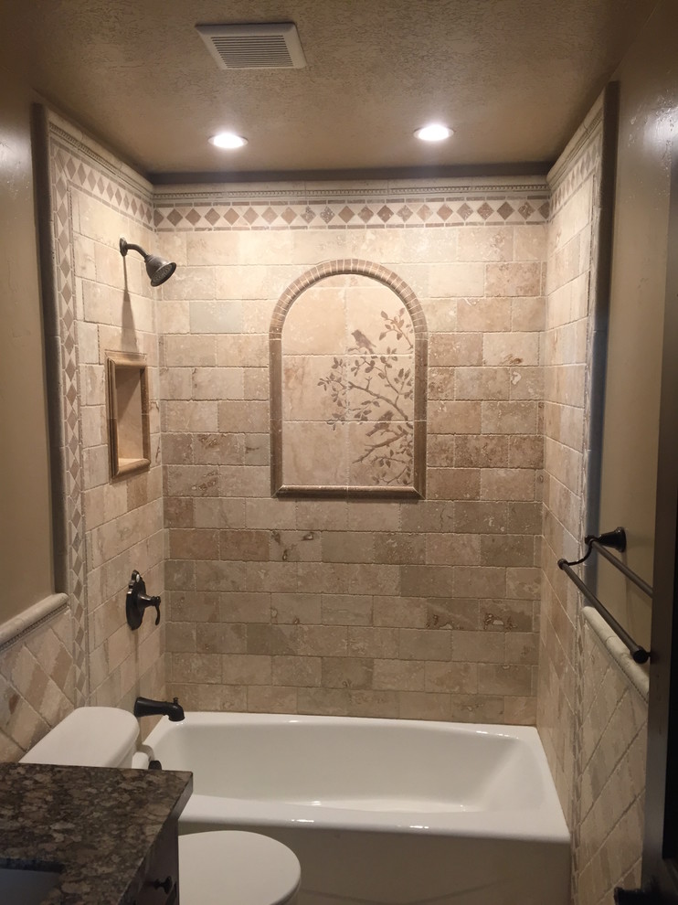 Idéer för ett litet rustikt badrum, med bruna skåp, en toalettstol med separat cisternkåpa, stenkakel, kalkstensgolv och marmorbänkskiva