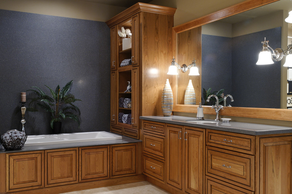 На фото: ванная комната в классическом стиле с фасадами с выступающей филенкой, фасадами цвета дерева среднего тона и накладной ванной