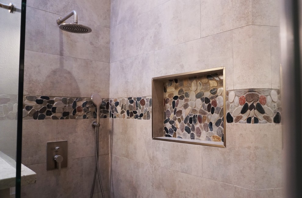 Bild på ett mellanstort vintage grå grått badrum med dusch, med skåp i shakerstil, skåp i mörkt trä, en dusch i en alkov, flerfärgad kakel, kakel i småsten, beige väggar, ett undermonterad handfat, bänkskiva i kalksten och dusch med gångjärnsdörr