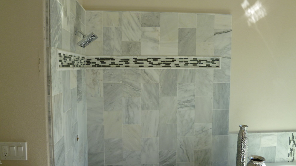 Foto di una stanza da bagno moderna con doccia ad angolo, piastrelle bianche e piastrelle in pietra