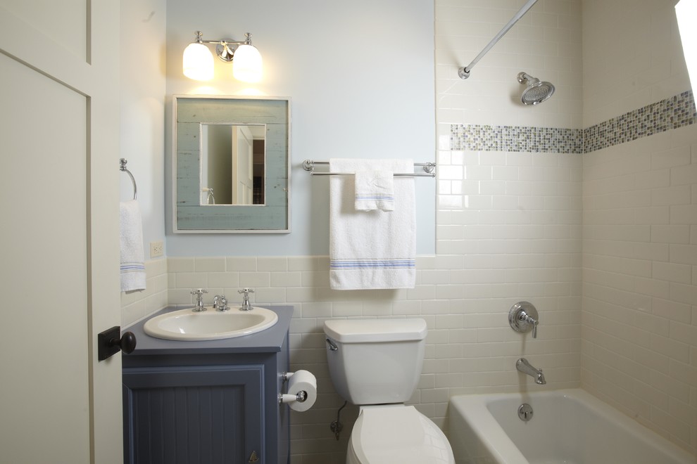 Ejemplo de cuarto de baño tradicional con baldosas y/o azulejos en mosaico y puertas de armario azules