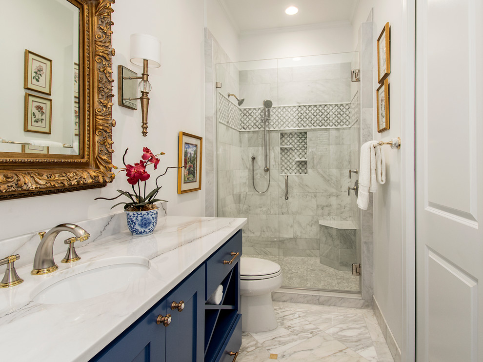 Inspiration pour une douche en alcôve traditionnelle avec un placard à porte shaker, des portes de placard bleues, un mur blanc, un lavabo encastré et une cabine de douche à porte battante.
