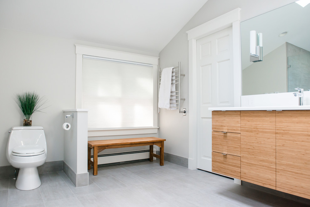 Exemple d'une grande douche en alcôve principale chic en bois clair avec un placard à porte plane, une baignoire d'angle, WC séparés, un carrelage blanc, un mur blanc, un sol en carrelage de céramique et un lavabo encastré.