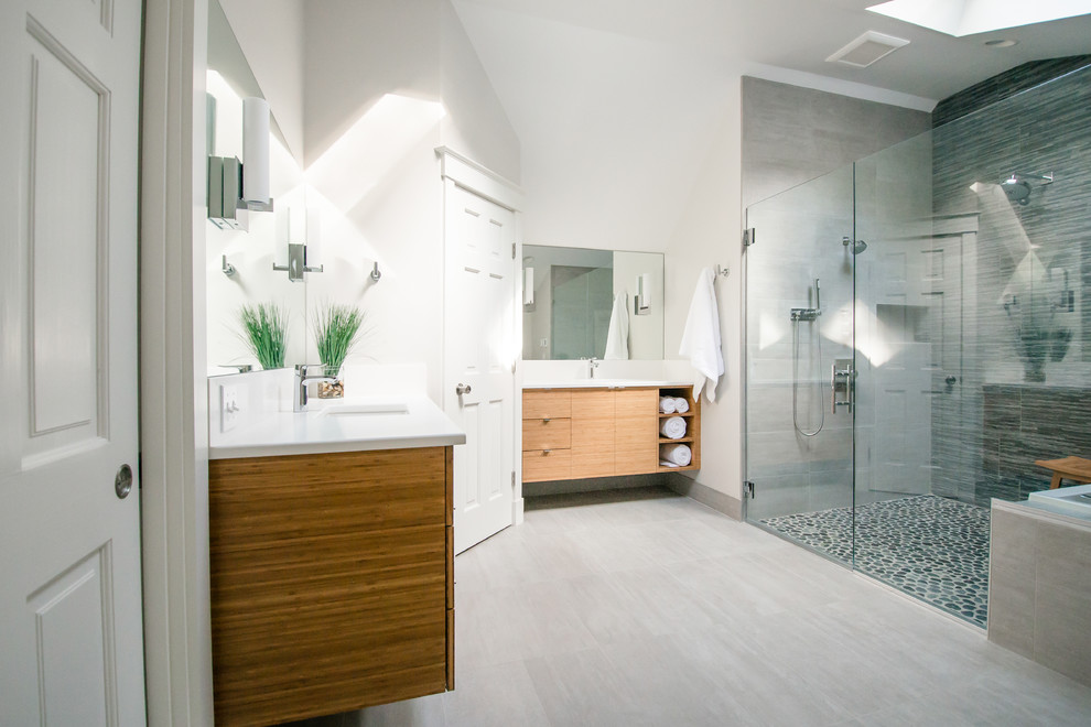 Foto på ett stort vintage en-suite badrum, med släta luckor, skåp i ljust trä, ett hörnbadkar, en dusch i en alkov, en toalettstol med separat cisternkåpa, vit kakel, vita väggar, klinkergolv i keramik och ett undermonterad handfat