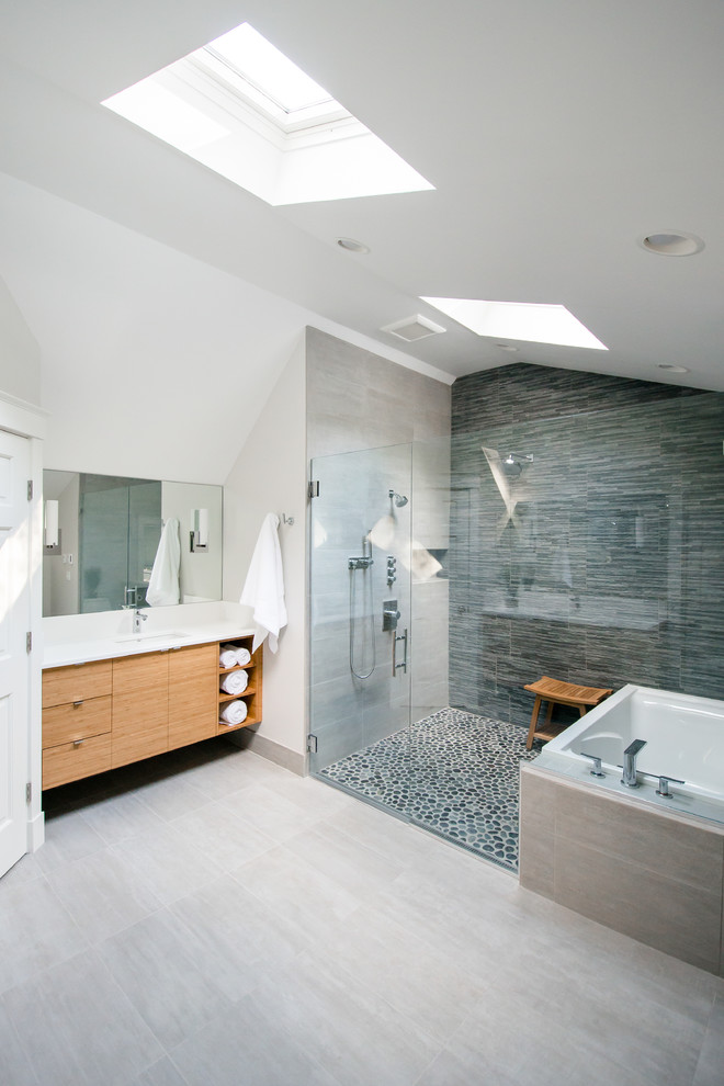 Idées déco pour une grande douche en alcôve principale classique en bois clair avec un placard à porte plane, une baignoire d'angle, WC séparés, un carrelage blanc, un mur blanc, un sol en carrelage de céramique et un lavabo encastré.
