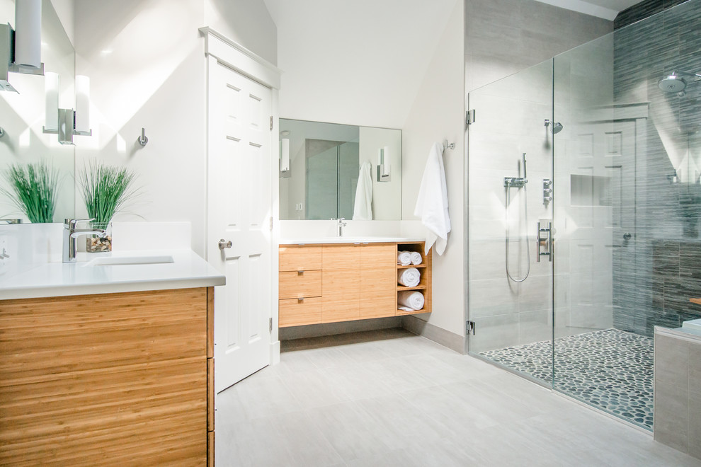 Idées déco pour une grande douche en alcôve principale classique en bois clair avec un placard à porte plane, une baignoire d'angle, WC séparés, un carrelage blanc, un mur blanc, un sol en carrelage de céramique et un lavabo encastré.