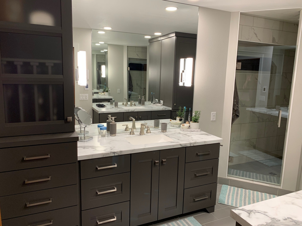 Exemple d'une salle de bain principale tendance de taille moyenne avec un placard à porte plane, des portes de placard grises, un plan de toilette en stratifié et un plan de toilette blanc.