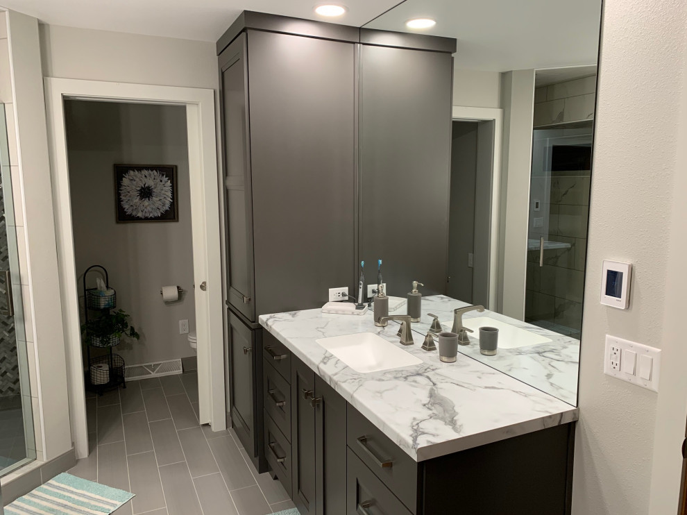 Immagine di una stanza da bagno padronale design di medie dimensioni con ante lisce, ante grigie, top in laminato e top bianco