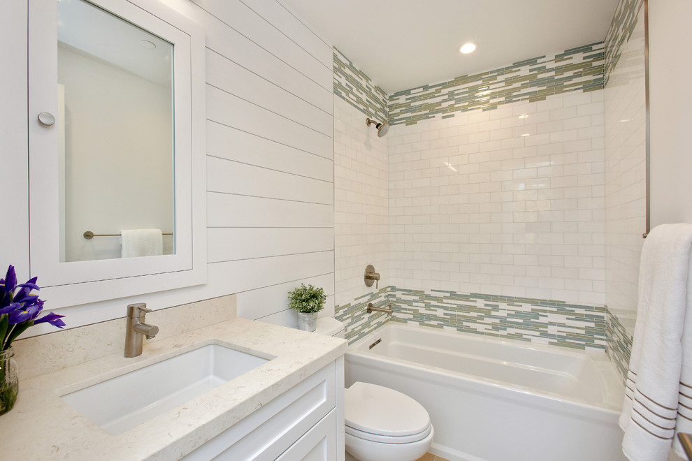 Foto di una stanza da bagno country con ante in stile shaker, ante bianche e top in pietra calcarea