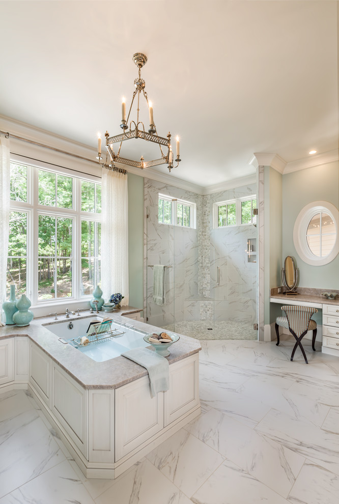 Пример оригинального дизайна: главная ванная комната в классическом стиле с полновстраиваемой ванной, белым полом, душем с распашными дверями, белой плиткой, полом из керамогранита и угловым душем