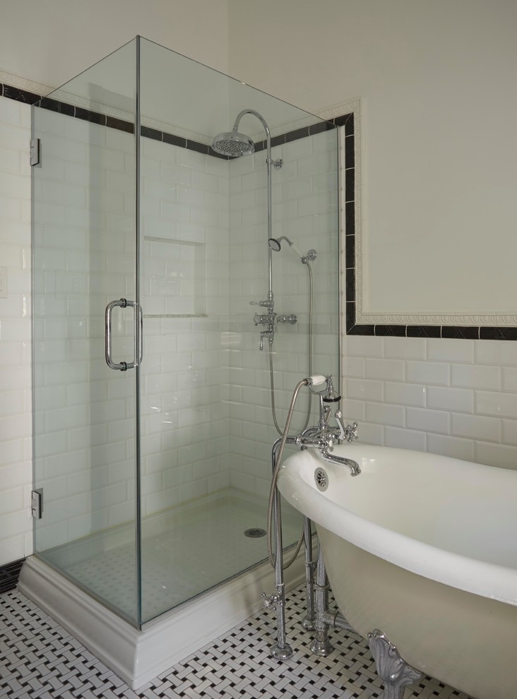 Klassisk inredning av ett stort en-suite badrum, med ett piedestal handfat, ett badkar med tassar, en öppen dusch, vit kakel, keramikplattor, vita väggar, mosaikgolv och en toalettstol med separat cisternkåpa