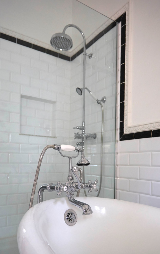 ボルチモアにある高級な広いトラディショナルスタイルのおしゃれなマスターバスルーム (猫足バスタブ、オープン型シャワー、分離型トイレ、白いタイル、セラミックタイル、白い壁、モザイクタイル、ペデスタルシンク) の写真