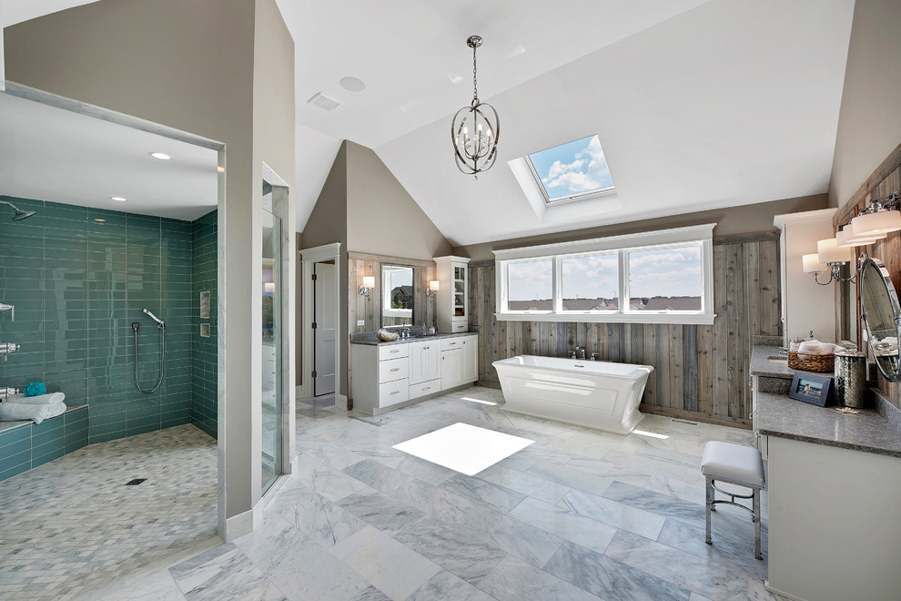 Foto di una grande stanza da bagno padronale costiera con ante bianche, vasca freestanding, doccia aperta e lavabo sottopiano
