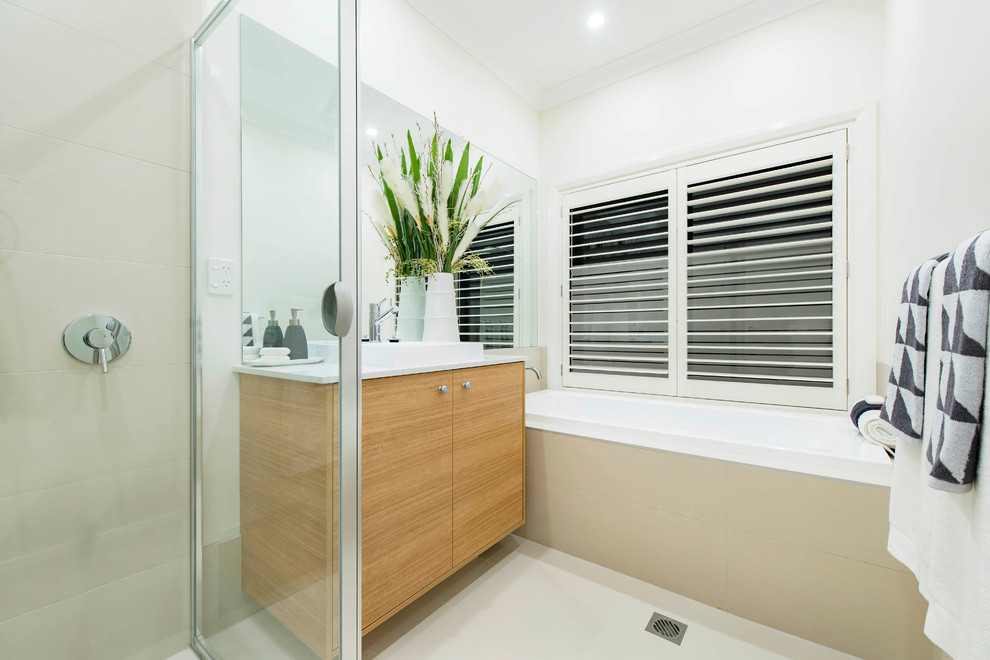 Imagen de cuarto de baño principal nórdico grande con puertas de armario de madera clara, bañera encastrada, ducha abierta y lavabo encastrado