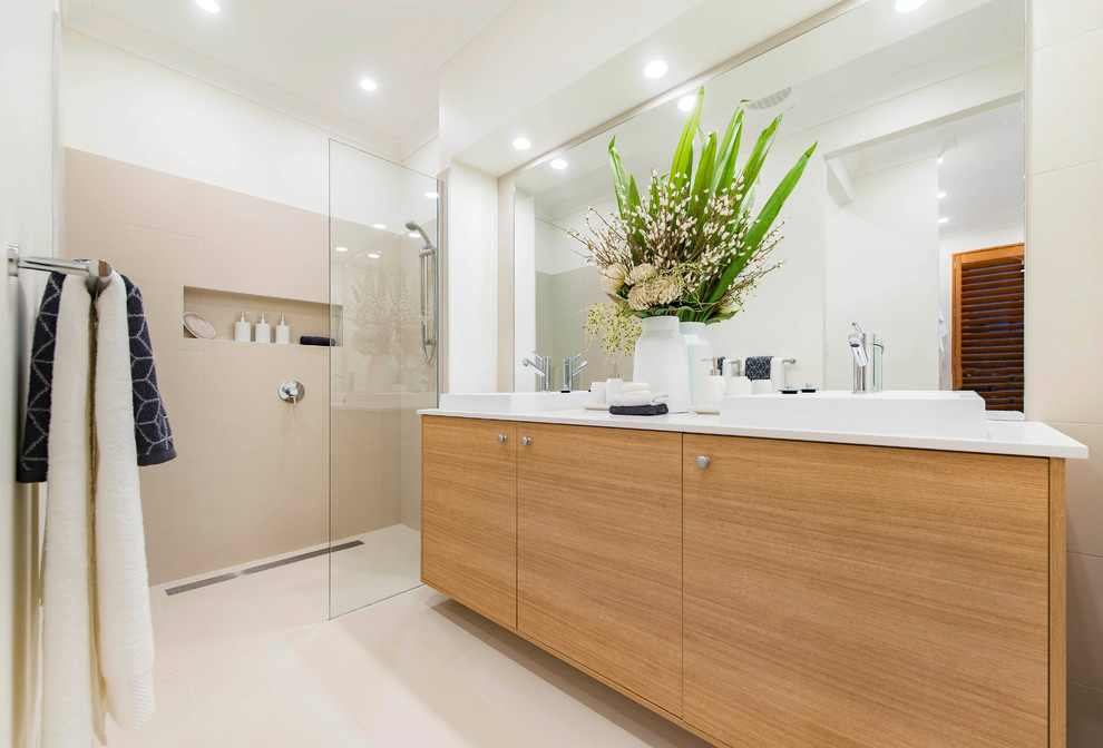 Стильный дизайн: большая ванная комната в скандинавском стиле с открытым душем, накладной раковиной и светлыми деревянными фасадами - последний тренд